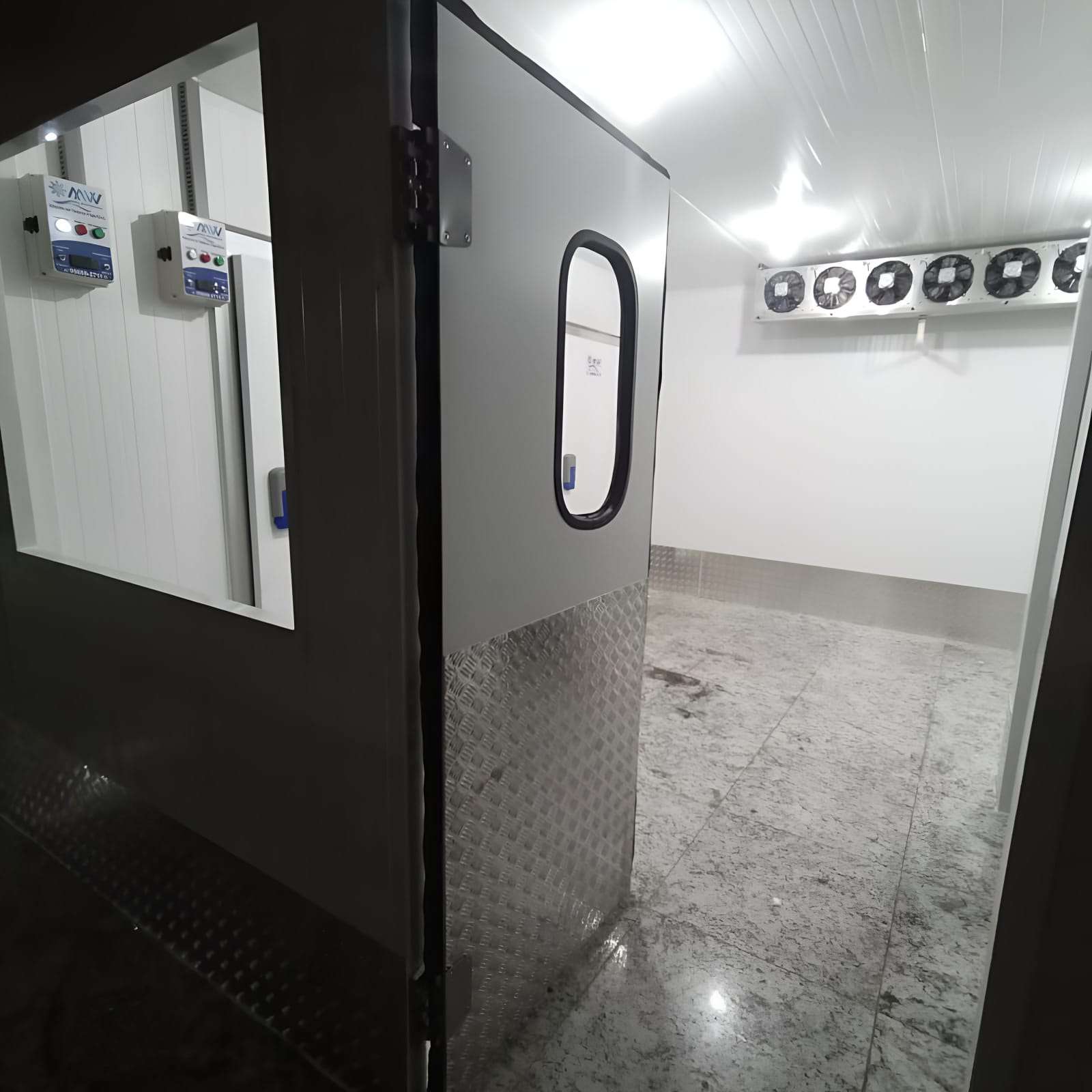 Porta de Vai e Vem em ambiente refrigerado